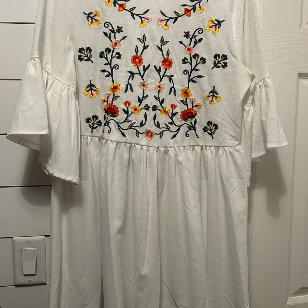 Embroidered white flare sleeve dress - Picture 2 of 6